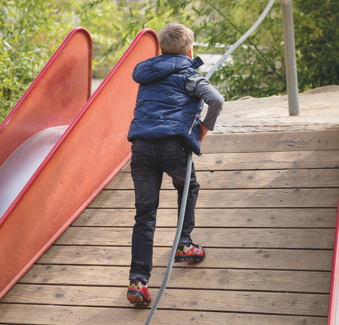 LICO Hot V Blinky – blinkender Kinderschuh in Flammenoptik mit Klettverschluss LICO Hot V Blinky Kinderschuh in Rot, Schwarz und Gelb mit blinkender Sohle – sportlicher Freizeitschuh mit Klettverschluss und Flammen-Design für aktive Jungs
