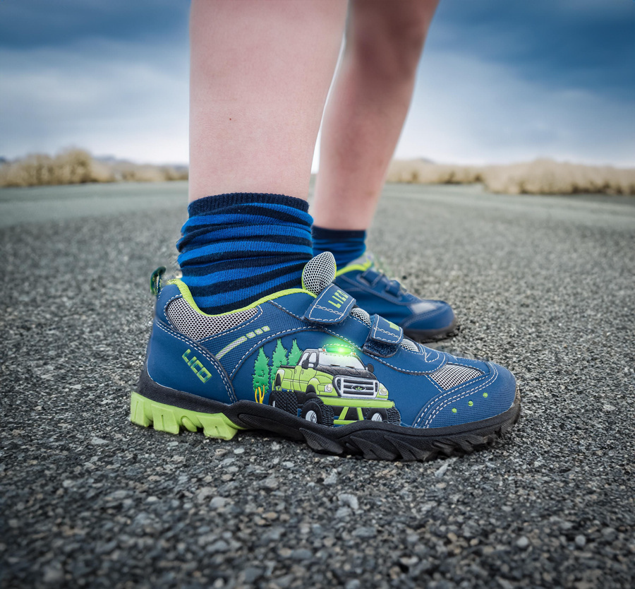 LICO Monstertruck V Blinky – blinkender Kinderschuh mit Monstertruck-Motiv und Klettverschluss LICO Monstertruck V Blinky Kinderschuh in Marine und Lemon mit Blinklicht, Klettverschluss und aufgedrucktem Monstertruck – robuster Freizeitschuh für kleine Abenteurer