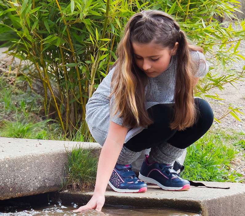 LICO Shine V Blinky – leuchtender Mädchenschuh mit Klettverschluss und Blinksohle LICO Shine V Blinky Mädchenschuh in Marine und Pink mit Glitzerpunkten, blinkender LED-Sohle und Klettverschluss – sportlicher Freizeitschuh für Schule und Spielplatz